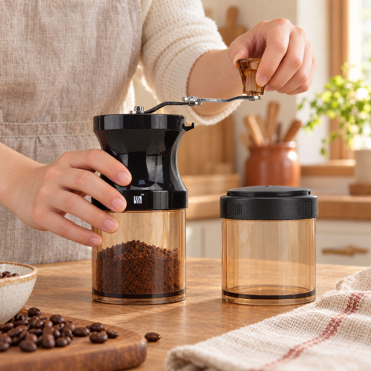 Turn Manual Coffee Grinder Set use: Turn Manual Coffee Grinder Set: guiding the crank by hand